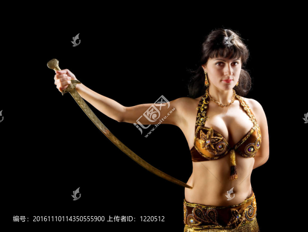 美麗的黑發(fā)女人站在劍