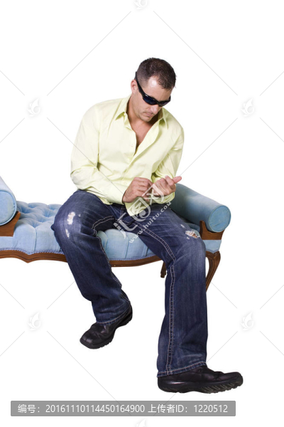 英俊的男性模特與太陽鏡