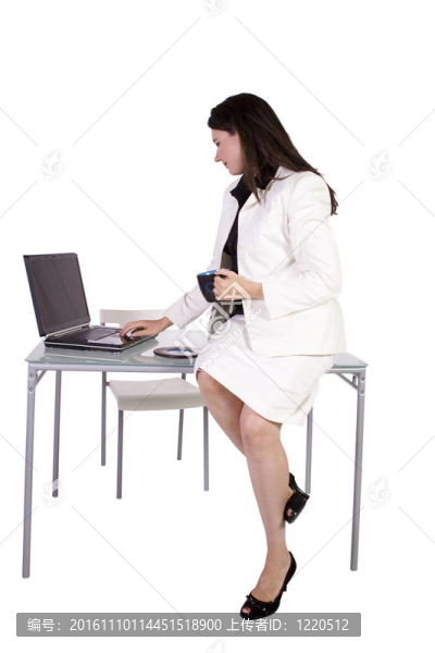 性感的女人坐在桌上