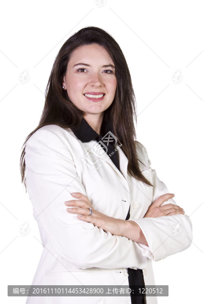 可愛的女人，雙臂交叉在一起