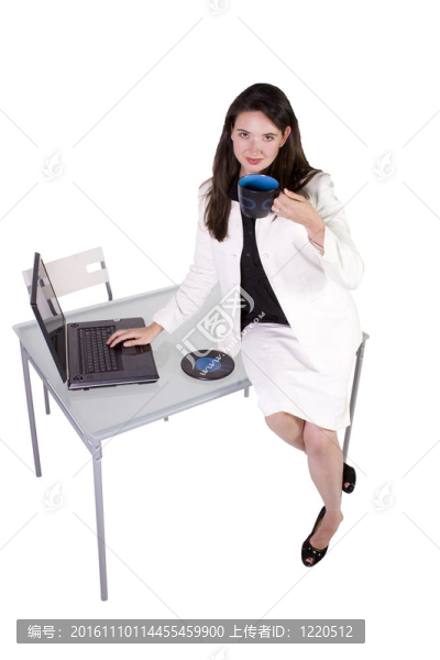 性感的女人坐在桌上