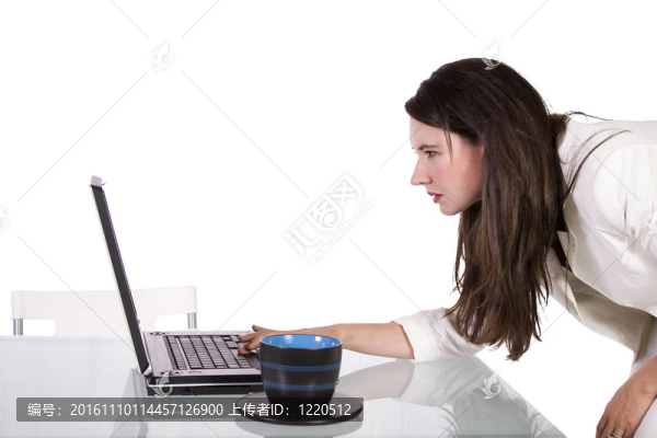 女商人在伏案工作