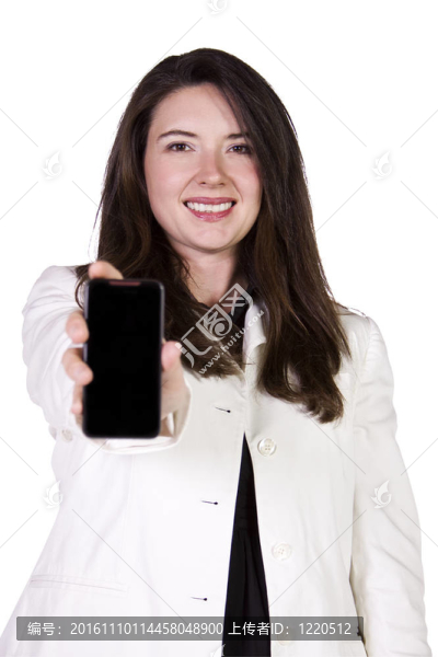 漂亮的女人拿著一個(gè)手機(jī)