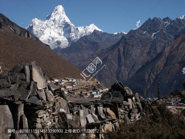 阿瑪達(dá)布拉姆峰山