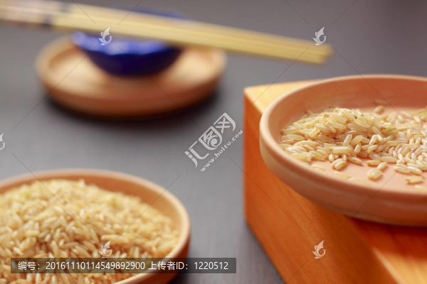 Brown,rice在粘土板上