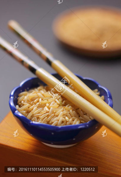 Brown,rice在碗里用筷子
