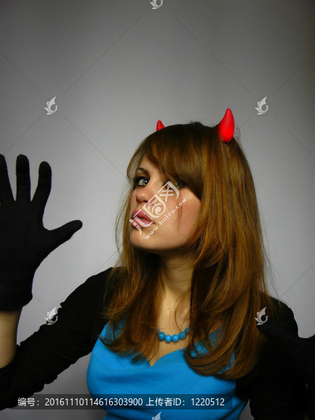 頭上有小角的漂亮女孩