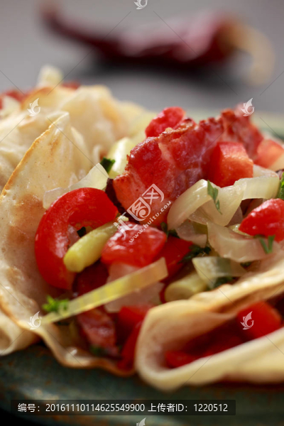 裹著熏豬肉和蔬菜-匯圖網(wǎng) www.fosd68.com 裹著熏豬肉和蔬菜