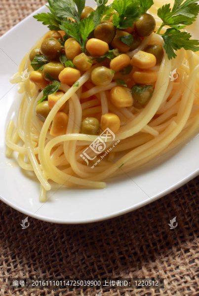 蔬菜和香菜意大利面