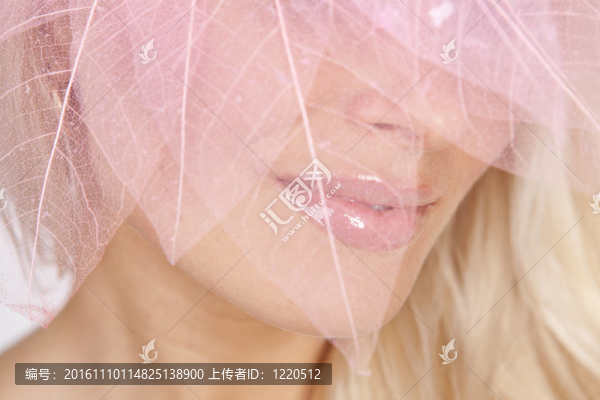 臉部特寫。粉紅色的嘴唇。