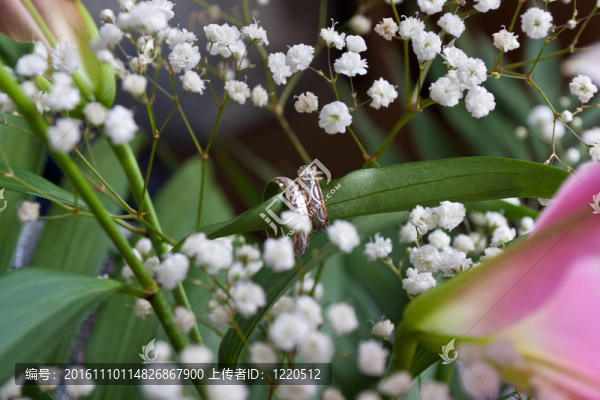 花束上的結(jié)婚戒指。