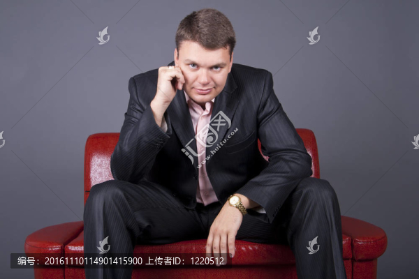 一個(gè)坐在西裝里的體貼的家伙