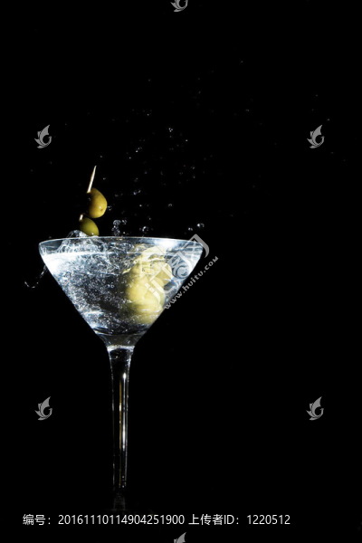 在一個(gè)牙簽橄欖丟進(jìn)一杯