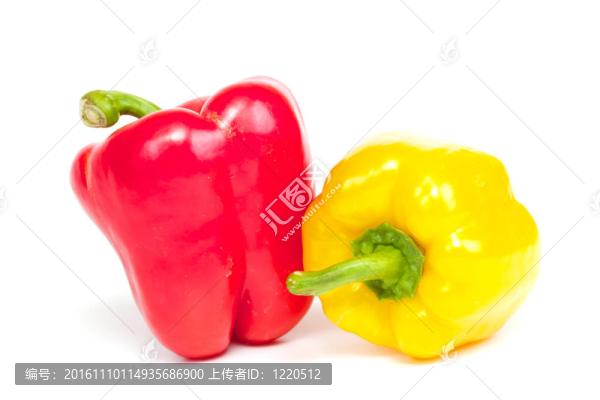 紅色和黃色的胡椒在白色背景上分離