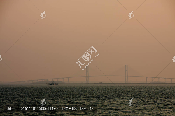 蝦船通過(guò)橋在黃昏粉紅色