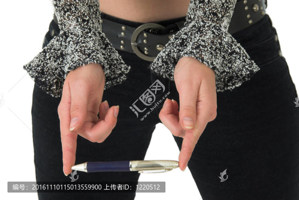 女人拿著一支鋼筆