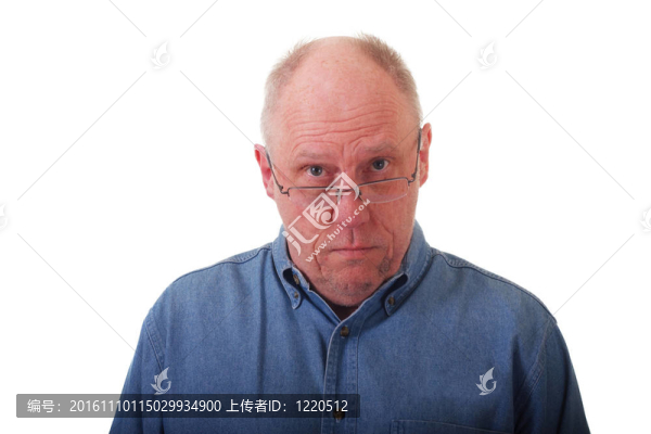 老禿頂男人穿藍(lán)襯衫望眼鏡