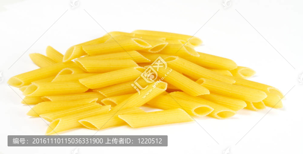 在白色背景上干意大利面食