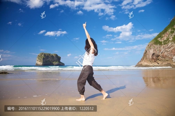 幸福的女人在美如畫的海灘