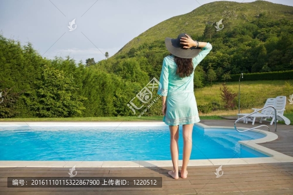 泳池邊的女人