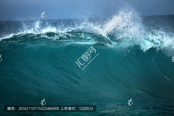 海浪；在藍(lán)色背景下使用白色文字廣告