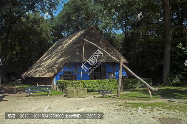 帶著一個(gè)井的老農(nóng)舍