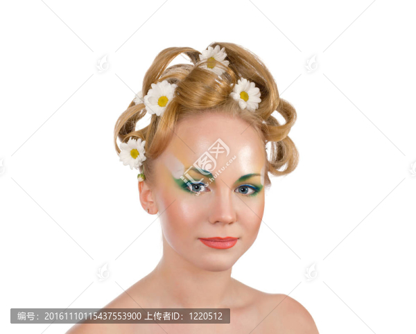 肖像女孩金發(fā)與鮮花在她的頭發(fā)