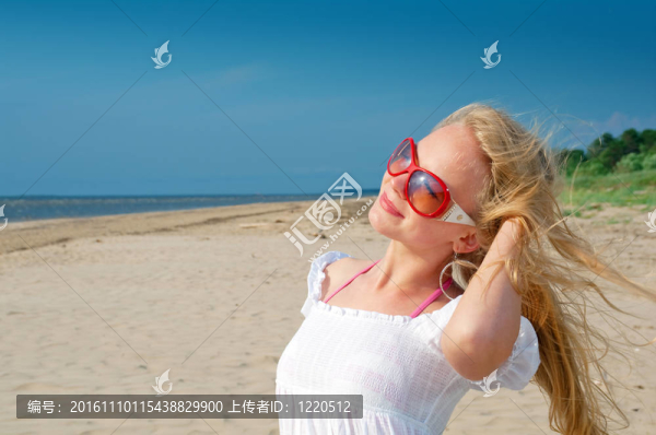 在夏天的衣服站在女人
