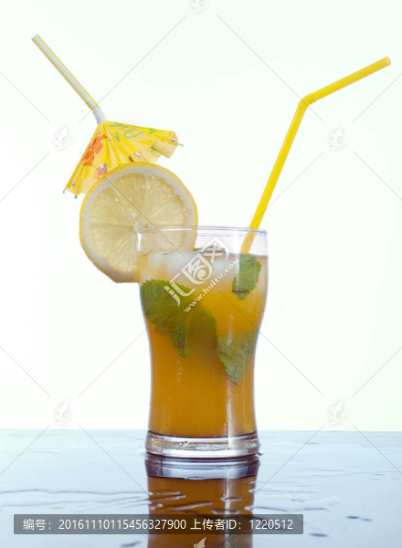 用冰塊柑橘雞尾酒飲料