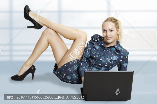 可愛的性感女人與筆記本電腦