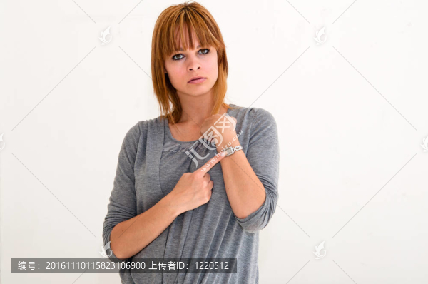女人檢查手表上的時間