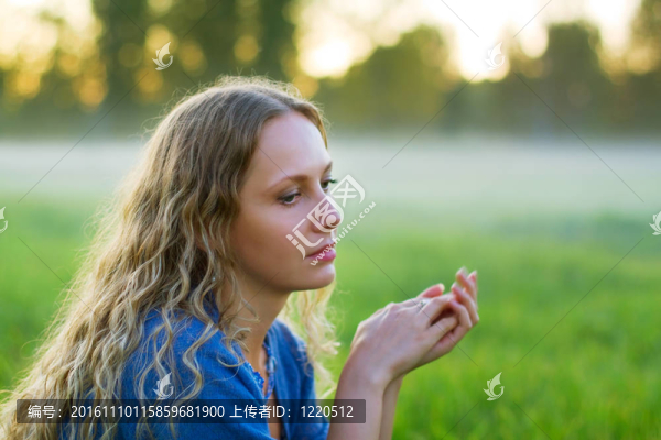 悲傷美麗的女人在霧