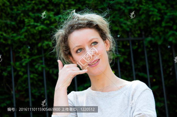 女人在蜂窩電話上說話