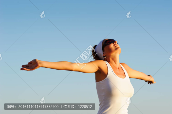 抱著雙臂向天空的女孩