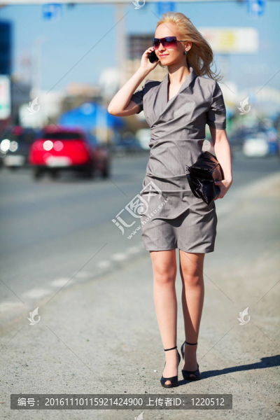 城市街道上的年輕女人