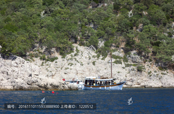 在開放的海上拋錨的經(jīng)典船