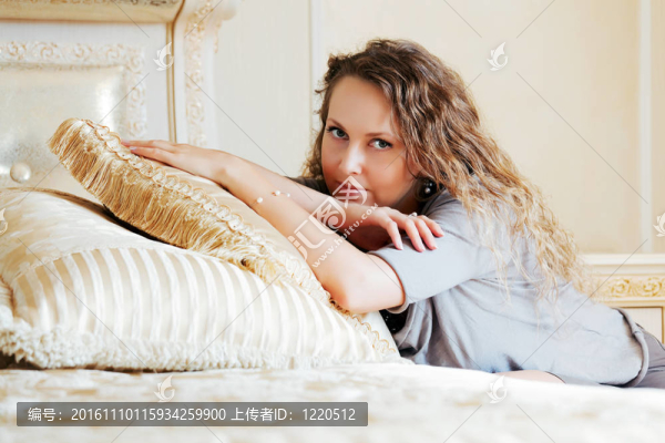 美麗的女人在一間臥室