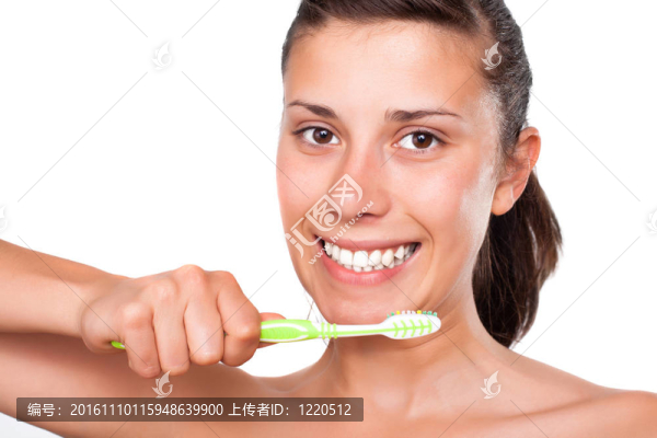 女孩刷牙