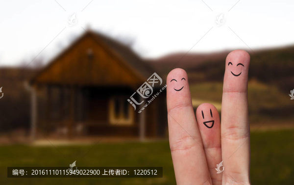 手指擁抱和新房子的背景