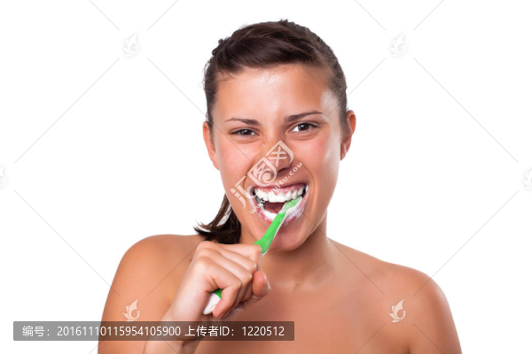 女孩刷牙