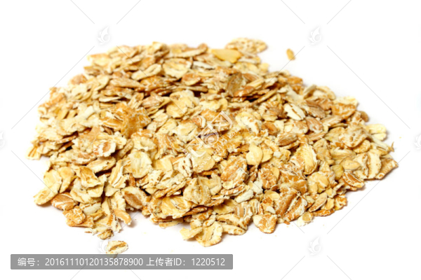 白色背景下干燕麥的堆積