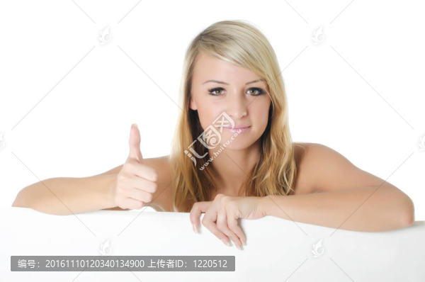 女子拿著一張空白的廣告牌