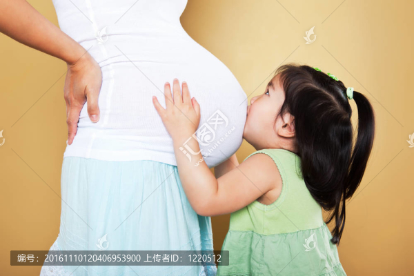女孩吻孕媽媽