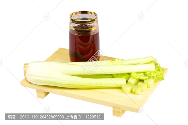 新鮮健康有機芹菜餐桌上美味素食配料