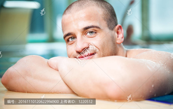 男子游泳池
