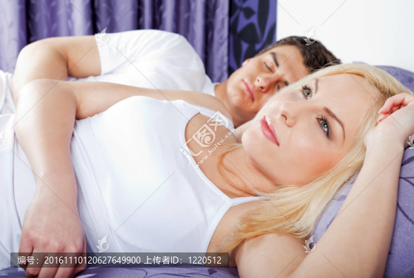 夫妻床清醒思維