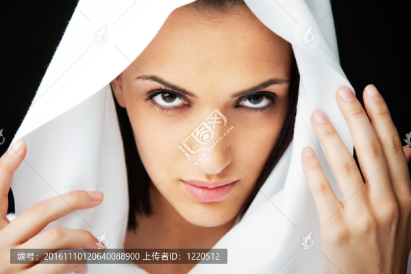 女人臉上帶面紗