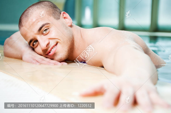 男人養(yǎng)眼的游泳池