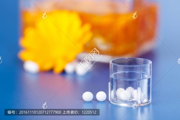 順勢(shì)療法的藥在前面的金盞花植物提取物
