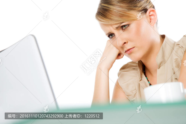 苦惱的女性筆記本電腦